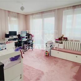 Na predaj krásny 3i byt v staršej novostavbe s veľkou terasou, aj s garážou, vo výbornej lokalite v Ružinove,