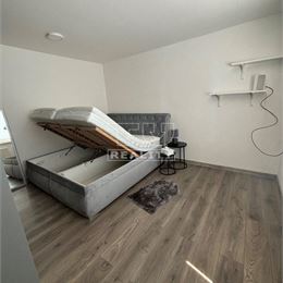 (REZERVOVANÉ)NÁDHERNÝ KOMPLET ZARIADENÝ ZREKONŠTRUOVANÝ 1 IZBOVÝ V CENTRE S PARKOVANÍM V CENE, 34m²