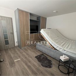 (REZERVOVANÉ)NÁDHERNÝ KOMPLET ZARIADENÝ ZREKONŠTRUOVANÝ 1 IZBOVÝ V CENTRE S PARKOVANÍM V CENE, 34m²