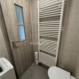 (REZERVOVANÉ)NÁDHERNÝ KOMPLET ZARIADENÝ ZREKONŠTRUOVANÝ 1 IZBOVÝ V CENTRE S PARKOVANÍM V CENE, 34m²