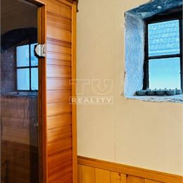 TUreality pripravuje na predaj jedinečný zrekonštruovaný dom s obrovským pozemkom a saunou na kopaniciach