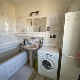 3-izbový byt v Ružinove – skvelá lokalita a možnosť úprav-69 m²