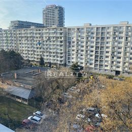 3-izbový byt v Ružinove – skvelá lokalita a možnosť úprav-69 m²
