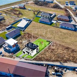 Stavebný pozemok so stavebným povolením Bytča - Hliník nad Váhom (738m2)