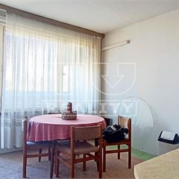Znížená cena! Na predaj ihneď voľný 2 izbový byt 64m2, s 3 loggiami priamo v okresnom meste Žiar nad Hronom