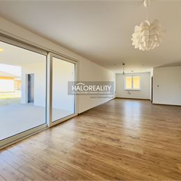 Predaj, rodinný dom Komoča, štvorizbový bungalov s garážou a terasou - NOVOSTAVBA - EXKLUZÍVNE HALO REALITY +