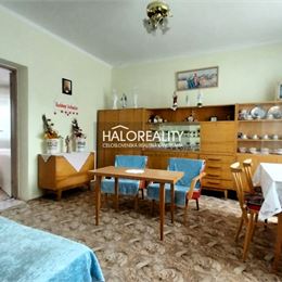 REZERVOVANÉ - Predaj, rodinný dom Špačince, s garážou, pozemok 1518 m² - EXKLUZÍVNE HALO REALITY