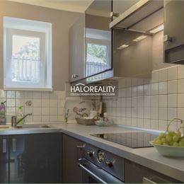 Predaj, trojizbový byt Kremnica, s balkónom, blízko námestia - EXKLUZÍVNE HALO REALITY