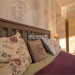 Predaj, trojizbový byt Kremnica, s balkónom, blízko námestia - EXKLUZÍVNE HALO REALITY