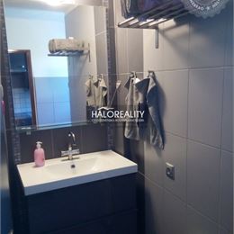 Predaj, trojizbový byt Kremnica, s balkónom, blízko námestia - EXKLUZÍVNE HALO REALITY