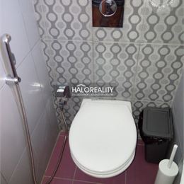 Predaj, trojizbový byt Kremnica, s balkónom, blízko námestia - EXKLUZÍVNE HALO REALITY