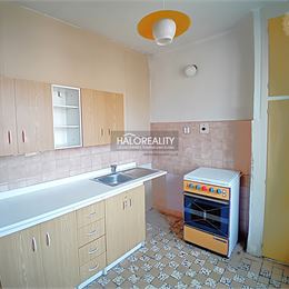 Predaj, trojizbový byt Lučenec, priestranný v centre mesta, s potenciálom 4 izby
