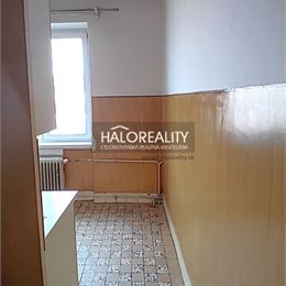 Predaj, trojizbový byt Lučenec, priestranný v centre mesta, s potenciálom 4 izby