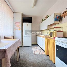REZERVOVANÉ - Predaj, dvojizbový byt Prievidza, Staré Sídlisko, Malá - EXKLUZÍVNE HALO REALITY