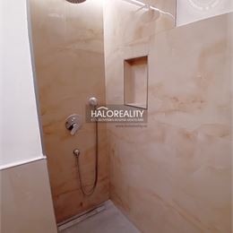 Predaj, jednoizbový byt Lučenec, elegantný, svetlý a priestranný s parkoviskom v cene - EXKLUZÍVNE HALO