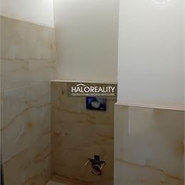 Predaj, jednoizbový byt Lučenec, elegantný, svetlý a priestranný s parkoviskom v cene - EXKLUZÍVNE HALO