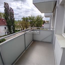 Predaj, jednoizbový byt Lučenec, elegantný, svetlý a priestranný s parkoviskom v cene - EXKLUZÍVNE HALO