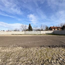 Predaj, pozemok pre rodinný dom 535 m² Veľký Meder, časť Ižop, IS na pozemku, betónový plot - EXKLUZÍVNE HALO