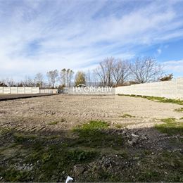 Predaj, pozemok pre rodinný dom 535 m² Veľký Meder, časť Ižop, IS na pozemku, betónový plot - EXKLUZÍVNE HALO