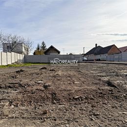 Predaj, pozemok pre rodinný dom 535 m² Veľký Meder, časť Ižop, IS na pozemku, betónový plot - EXKLUZÍVNE HALO