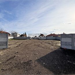 Predaj, pozemok pre rodinný dom 535 m² Veľký Meder, časť Ižop, IS na pozemku, betónový plot - EXKLUZÍVNE HALO