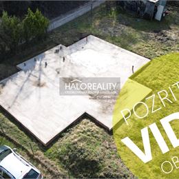 Predaj, pozemok pre rodinný dom 445 m² Hrádok, + základová doska a platné stavebné povolenie + VIDEOOBHLIADKA