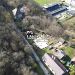 Predaj, pozemok pre rodinný dom 445 m² Hrádok, + základová doska a platné stavebné povolenie + VIDEOOBHLIADKA