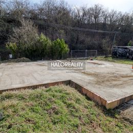 Predaj, pozemok pre rodinný dom 445 m² Hrádok, + základová doska a platné stavebné povolenie + VIDEOOBHLIADKA