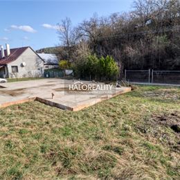 Predaj, pozemok pre rodinný dom 445 m² Hrádok, + základová doska a platné stavebné povolenie + VIDEOOBHLIADKA