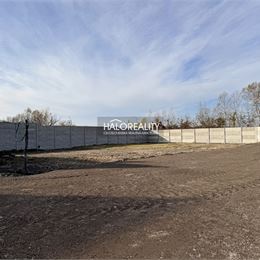 Predaj, pozemok pre rodinný dom 435 m² Veľký Meder, časť Ižop, IS na pozemku, oplotený - EXKLUZÍVNE HALO