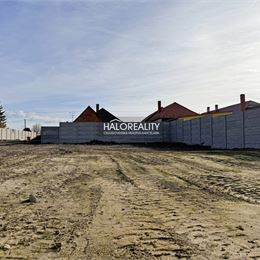 Predaj, pozemok pre rodinný dom 435 m² Veľký Meder, časť Ižop, IS na pozemku, oplotený - EXKLUZÍVNE HALO