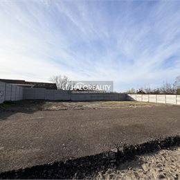 Predaj, pozemok pre rodinný dom 435 m² Veľký Meder, časť Ižop, IS na pozemku, oplotený - EXKLUZÍVNE HALO
