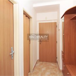 REZERVOVANÉ - Predaj, jednoizbový byt Valaská - EXKLUZÍVNE HALO REALITY