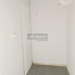 REZERVOVANÉ - Predaj, garsónka Žiar nad Hronom, Chrásteka - EXKLUZÍVNE HALO REALITY