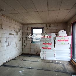 Predaj, rodinný dom Poprad, Matejovce, rozostavaný rod. dom s tromi bytmi a parkovacím miestom - VO VÝSTAVBE