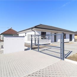 Predaj, rodinný dom Komoča - štvorizbový bungalov s garážou a terasou, NOVOSTAVBA - EXKLUZÍVNE HALO REALITY +