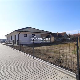 Predaj, rodinný dom Komoča - štvorizbový bungalov s garážou a terasou, NOVOSTAVBA - EXKLUZÍVNE HALO REALITY +