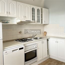 REZERVOVANÉ - Predaj, trojizbový byt Banská Bystrica, Sásová - EXKLUZÍVNE HALO REALITY