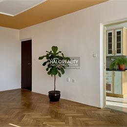 REZERVOVANÉ - Predaj, trojizbový byt Vlkanová, priestranný a slnečný - EXKLUZÍVNE HALO REALITY