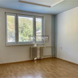REZERVOVANÉ - Predaj, trojizbový byt Vlkanová, priestranný a slnečný - EXKLUZÍVNE HALO REALITY