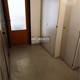 REZERVOVANÉ - Predaj, jednoizbový byt Krompachy, ulica Hlavná - EXKLUZÍVNE HALO REALITY