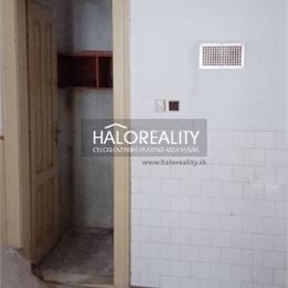 Predaj, rodinný dom Tisovec, štýlový dom na spoločnom dvore - EXKLUZÍVNE HALO REALITY