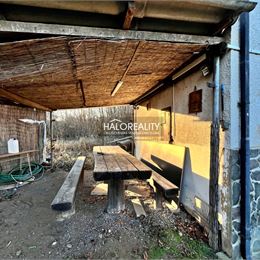 Predaj, chata Farná, s krásnym pozemkom, čiastočne zrekonštruovaná - EXKLUZÍVNE HALO REALITY
