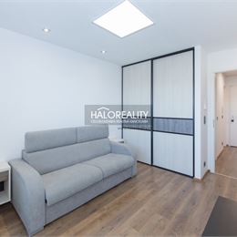 Prenájom, dvojizbový byt Bratislava Devínska Nová Ves, s predzáhradkou 119 m² a parkovacím státim -