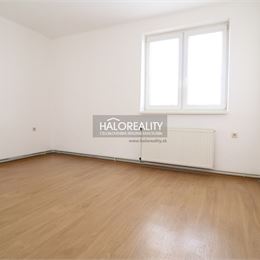 Prenájom, trojizbový byt Nové Zámky, zrekonštruovaný s loggiou, priamo v centre mesta