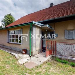 Na predaj priestranný rodinný dom v obci Kunešov, 7 km od mesta Kremnica.