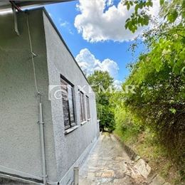 Ponúkame na predaj rodinný dom s vínnou pivnicou a veľkým pozemkom