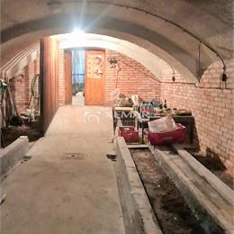 Ponúkame na predaj rodinný dom s vínnou pivnicou a veľkým pozemkom