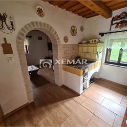 Na predaj chalupa s hospodárskou budovou nad obcou Korytárky