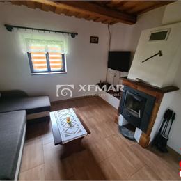 Na predaj chalupa s hospodárskou budovou nad obcou Korytárky